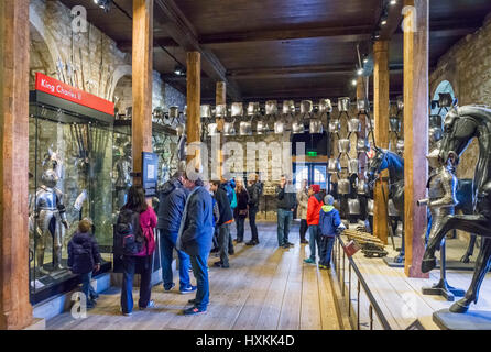 Tower of London. Touristen auf der Suche auf eine Anzeige der Rüstung in den Royal Armouries Sammlung, White Tower, Tower of London, London, England, UK Stockfoto