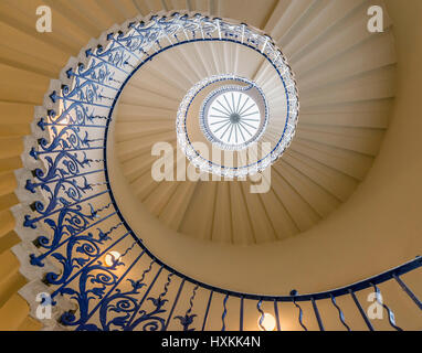 Die Tulpe-Treppe in Queens House, Greenwich, London, England, UK. Die Treppen sind die ersten zentral nicht unterstützte spiralförmige Treppe in England gebaut. Stockfoto