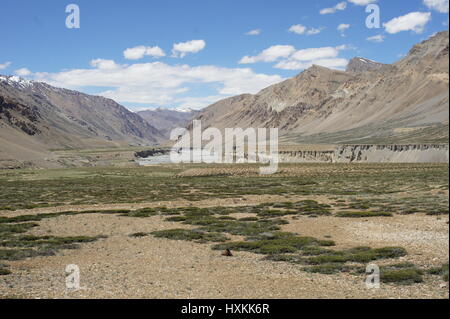 Tsarap Fluss Schmelzwasser und seine Berg-Quelle in Kaschmir, zwischen Sarchu und Pang. Stockfoto