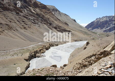 Tsarap Fluss Schmelzwasser und seine Berg-Quelle in Kaschmir, zwischen Sarchu und Pang. Stockfoto