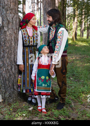 Junge Familie posiert in bulgarische Tracht während einer Folklore-festival Stockfoto