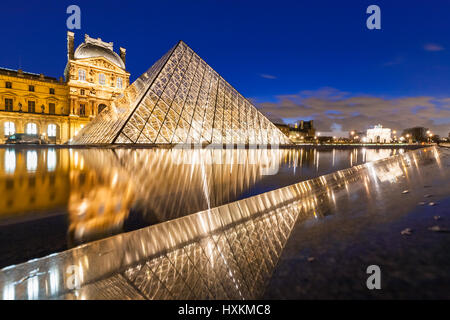 Der Louvre und Reflexion Teich in der Nacht in Paris. Stockfoto