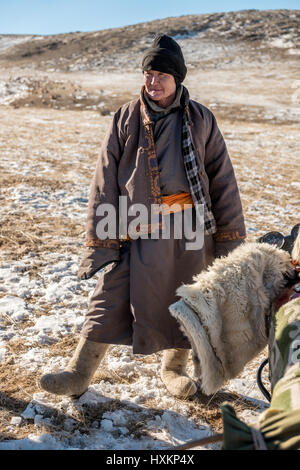 Mongolische Schafe und Ziegen Hirten in der Wüste Gobi verwalten ihre Herden mit einem Motorrad. Stockfoto