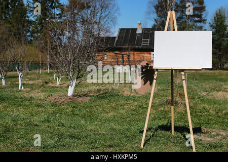 Staffelei Pinsel Dorf Landschaft Stockfoto