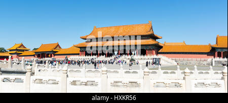 Peking, CHINA - 29. September 2016: Verbotene Stadt Kaiserpalast Plateau Panorama mit vielen Touristen, die an einem sonnigen Tag Stockfoto