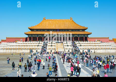 Peking, CHINA - 29. September 2016: Verbotene Stadt Kaiserpalast Plateau mit vielen Touristen, die an einem sonnigen Tag Stockfoto