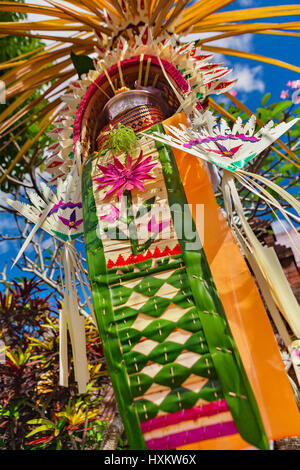 Schrein für Hindu-Angebot mit Dekoration. Bali Penjor - Bambusstab auf Dorfstraße vor Balinesen Haus und Tempel auf Galungan Stockfoto