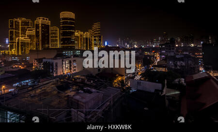 Hohen Sky Bar Blick auf die Kontraste der Nacht Zeit Stadtbild von Metro Manila, Philippinen. Stockfoto