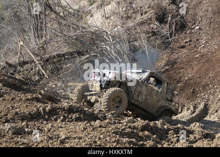 Der off road Auto wird immer in einem Schlamm bei Bergauf bei Geländefahrten Konkurrenz an der Kiesgrube in Radovljica Slowenien blockiert Stockfoto