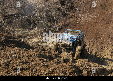 Ein Auto kann nicht aus einem schlammigen Graben auf offroad Wettbewerb in der Kiesgrube in Radovljica Slowenien bewegen Stockfoto