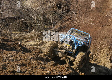 Ein Suzuki Offroad Auto ist auf einer schlammigen Hügel auf offroad Wettbewerb in der Kiesgrube in Radovljica Slowenien blockiert Stockfoto