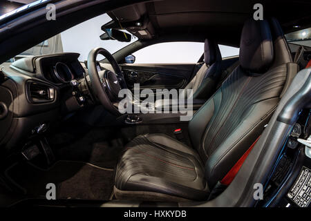 Der Innenraum des Wagens Gran Turismo Aston Martin DB11, 2016. Europas größte Oldtimer-Messe "RETRO CLASSICS" Stockfoto