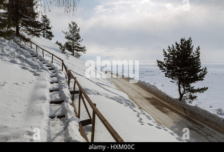 Verschneite Treppe am Ufer des Baikalsees winter Stockfoto