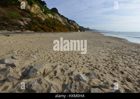 Branksome Chine Strand von Bournemouth in Dorset an einem Frühlingsmorgen, helle Wolke gelegentlich Sonnenschein. Stockfoto