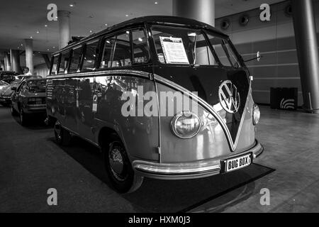 Minibus Volkswagen Transporter T1 Samba, 1955. Schwarz und weiß. Europas größte Oldtimer-Messe "RETRO CLASSICS" Stockfoto