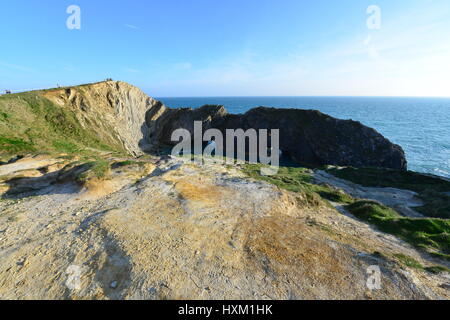 Treppe-Loch und Klippen in der Nähe von Lulworth Cove am Lulworth, Dorset an einem Frühlings-Nachmittag Stockfoto