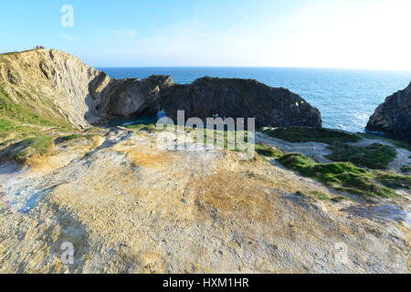 Treppe-Loch und Klippen in der Nähe von Lulworth Cove am Lulworth, Dorset an einem Frühlings-Nachmittag Stockfoto