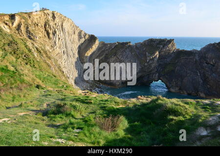 Treppe-Loch und Klippen in der Nähe von Lulworth Cove am Lulworth, Dorset an einem Frühlings-Nachmittag Stockfoto