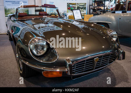 STUTTGART, Deutschland - 2. März 2017: Sportwagen Jaguar E-Type V12 Serie III Roadster, 1974. Europas größte Oldtimer-Messe "RETRO CLASSICS" Stockfoto
