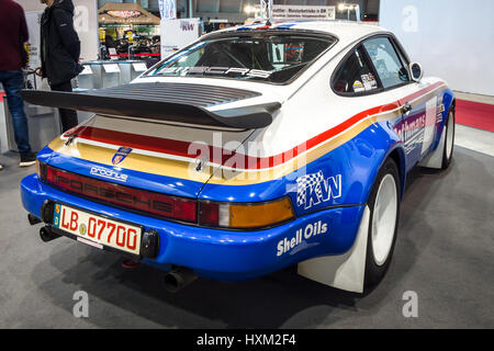 STUTTGART, Deutschland - 2. März 2017: Rennwagen Porsche 911 von Crossroad Solutions, 1984. Sicht nach hinten. Europas größte Oldtimer-Messe "Retro-C Stockfoto