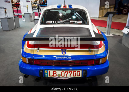 STUTTGART, Deutschland - 2. März 2017: Rennwagen Porsche 911 von Crossroad Solutions, 1984. Sicht nach hinten. Europas größte Oldtimer-Messe "Retro-C Stockfoto