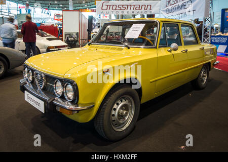 STUTTGART, Deutschland - 2. März 2017: Große Familie Auto Alfa Romeo Giulia Nuova Super, 1975. Europas größte Oldtimer-Messe "RETRO CLASSICS" Stockfoto