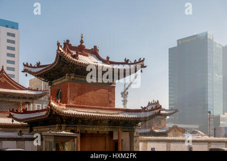 Kontrast der buddhistischen Tempel und moderne Wolkenkratzer in der Innenstadt von Ulaanbaatar, Mongolei. Stockfoto