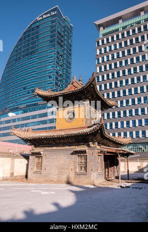 Kontrast der buddhistischen Tempel und moderne Wolkenkratzer in der Innenstadt von Ulaanbaatar, Mongolei. Stockfoto