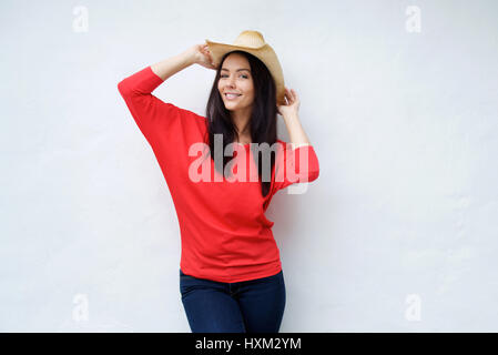 Porträt von eine selbstbewusste junge Frau lächelnd mit Cowboy-Hut Stockfoto