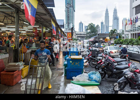 Die Szene außerhalb des geschäftigen Chow Kit-Marktes in Kuala Lumpur, Malaysia. Stockfoto