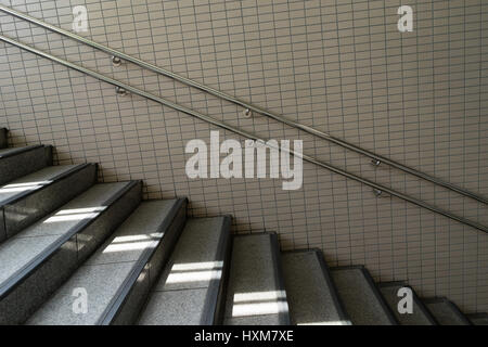 Blick von der u-Bahn unter Boden-Treppen-Passage Weg Stockfoto