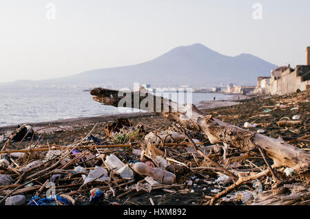 Müll und Abfälle am Strand Stockfoto
