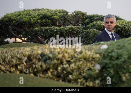 Bürgermeister von London Sadiq Khan am Sitz der Vivendi in Paris, wo er in TV-Interviews zu besprechen, die drohende Auslösung des Artikels 50 des Vereinigten Königreichs, aus der EU auszutreten teilnahm. Stockfoto