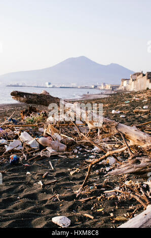 Müll und Abfälle am Strand Stockfoto
