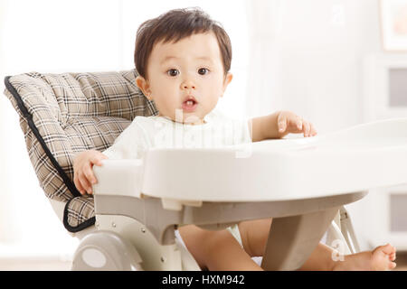 Baby im Hochstuhl sitzen Stockfoto
