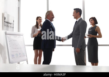 Geschäftsleute Händeschütteln treffen Stockfoto