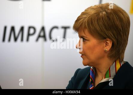 Erste Minister Nicola Sturgeon Arbeitsplätze wie sie Genpact, eines indischen multinationalen, Besuche wo sie angekündigt, neue für Schottland. Stockfoto