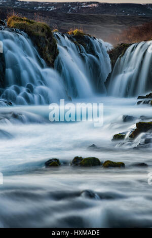 Detail Schuß von Bruarafoss oder Bruarfoss Wasserfall der blaue Gletscherwasser über sie fließt, Island Stockfoto