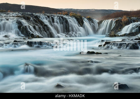 Detail Schuß von Bruarafoss oder Bruarfoss Wasserfall der blaue Gletscherwasser über sie fließt, Island Stockfoto