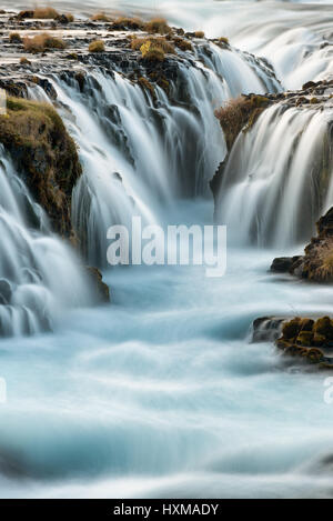 Detail Schuß von Bruarafoss oder Bruarfoss Wasserfall der blaue Gletscherwasser über sie fließt, Island Stockfoto