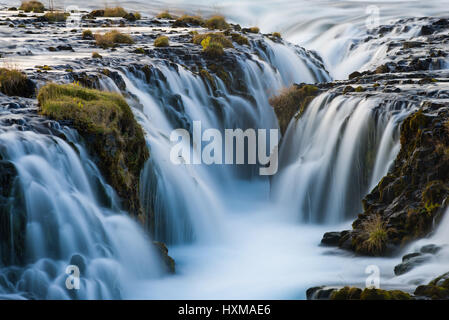 Detail Schuß von Bruarafoss oder Bruarfoss Wasserfall der blaue Gletscherwasser über sie fließt, Island Stockfoto