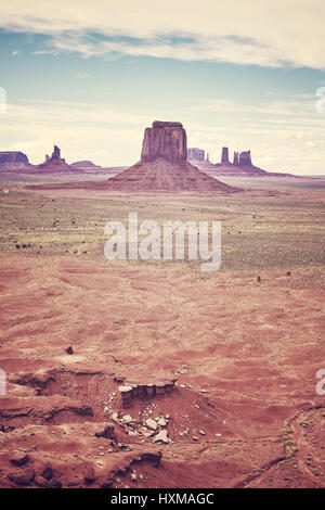 Retro stilisierte Bild des Monument Valley, eines der Top-Attraktionen in den USA. Stockfoto