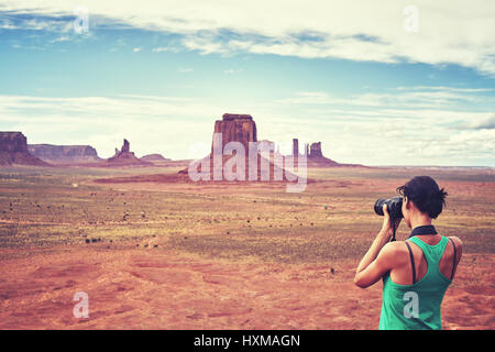 Vintage getönten Bild der Fotografin Fit nimmt Bilder der Buttes im Monument Valley, USA. Stockfoto