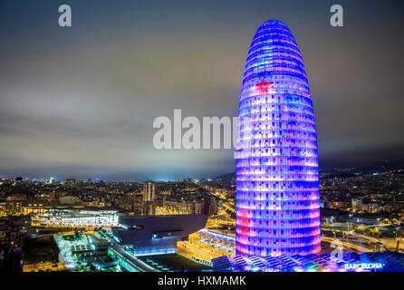 Blick auf die Stadt mit beleuchteten Agbar-Turm in der Nacht, Barcelona, Katalonien, Spanien Stockfoto