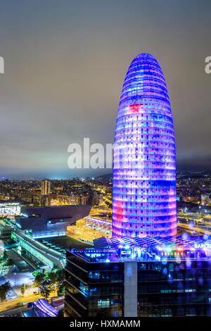 Blick auf die Stadt mit beleuchteten Agbar-Turm in der Nacht, Barcelona, Katalonien, Spanien Stockfoto