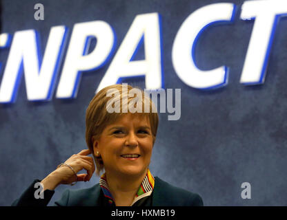 Erste Minister Nicola Sturgeon Arbeitsplätze wie sie Genpact, eines indischen multinationalen, Besuche wo sie angekündigt, neue für Schottland. Stockfoto