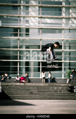 Ein Skateboarder Tricks auf seinem Skateboard, Barcelona zu machen. Stockfoto