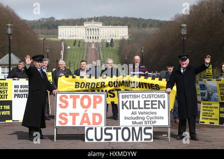 Anti-Austritt Aktivisten einige gekleidet wie Zollbeamte einen Protest außerhalb Stormont in Belfast, als Premierminister Theresa May Auslöser Artikel 50 halten, starten des Prozesses, die Großbritannien sehen die EU verlassen. Stockfoto