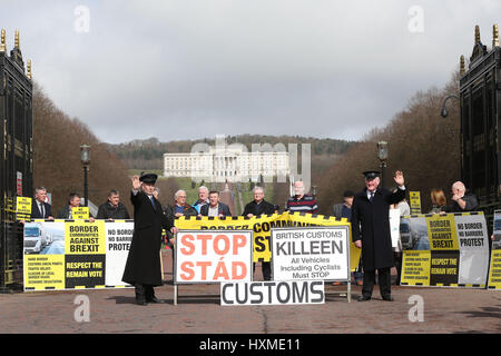 Anti-Austritt Aktivisten einige gekleidet wie Zollbeamte einen Protest außerhalb Stormont in Belfast, als Premierminister Theresa May Auslöser Artikel 50 halten, starten des Prozesses, die Großbritannien sehen die EU verlassen. Stockfoto