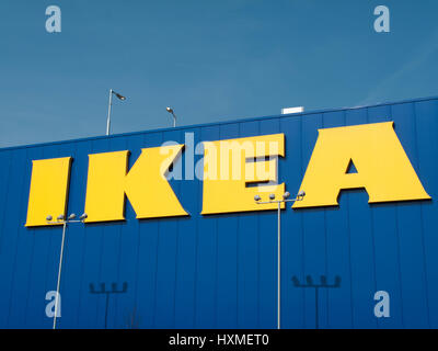 Pincents Brennofen Industrial Park, Reading, Berkshire, England - 27. März 2017: IKEA Schild über Shop, skandinavischen Einzelhandelskette Montagefertiges zu verkaufen Stockfoto